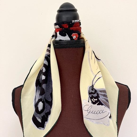 New Gucci Logo Floral Yellow Scarf with Gucci Gift Box - Picture 1 of 13